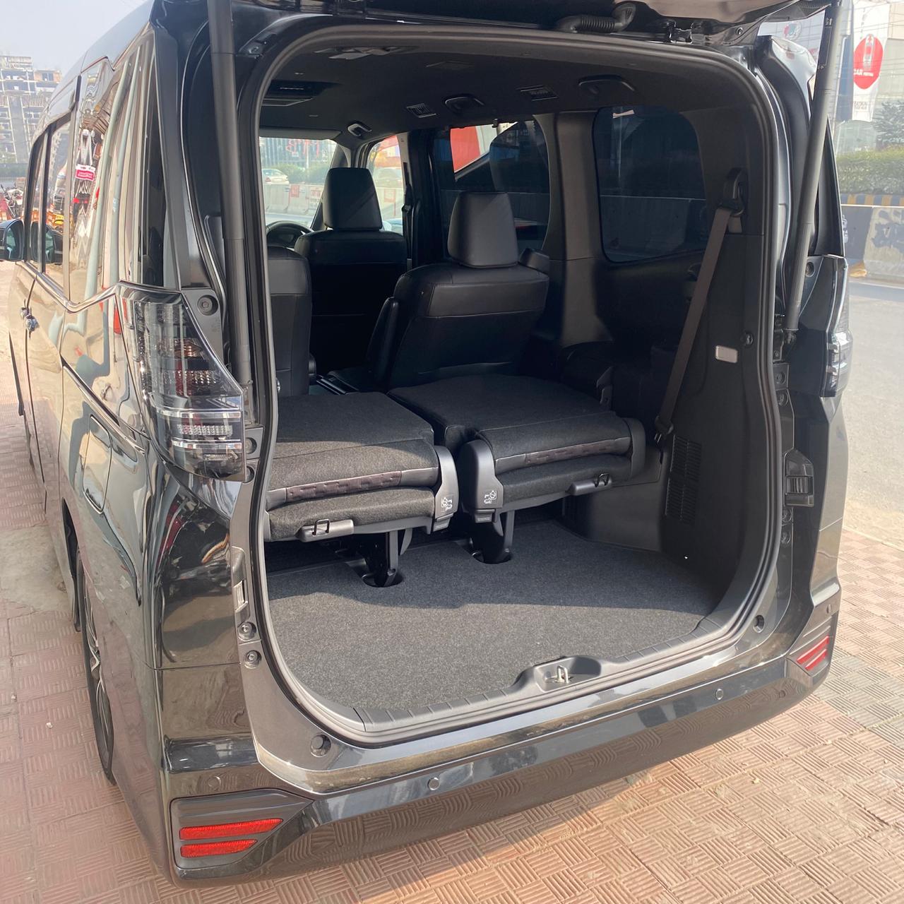 Toyota Voxy S-Z 2022 (Hybrid, Auction Grade 4.5) – Black | 56,212 km | ECB Showroom | STK-250291