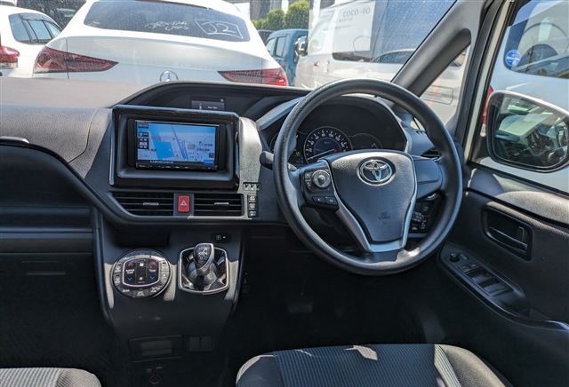 Toyota Noah G 2020 (Hybrid, Auction Grade 4) – Silver | 111,818 km | ECB Showroom | STK-260081