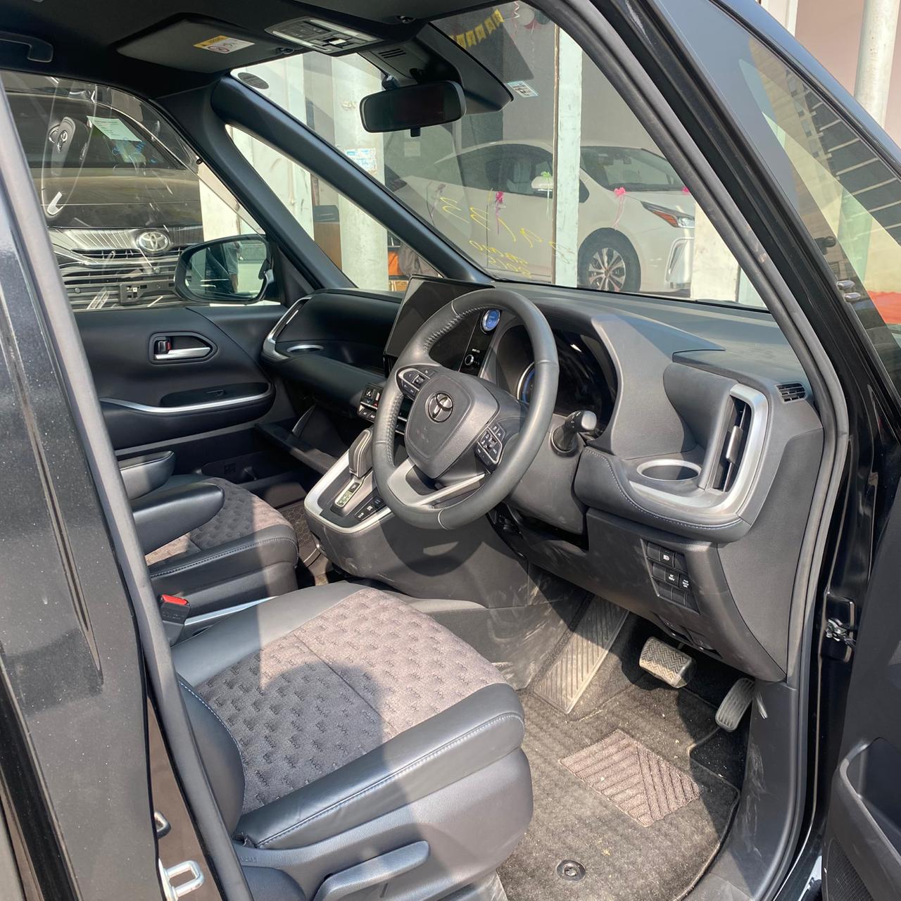 Toyota Voxy S-Z 2022 (Hybrid, Auction Grade 4.5) – Black | 56,212 km | ECB Showroom | STK-250291