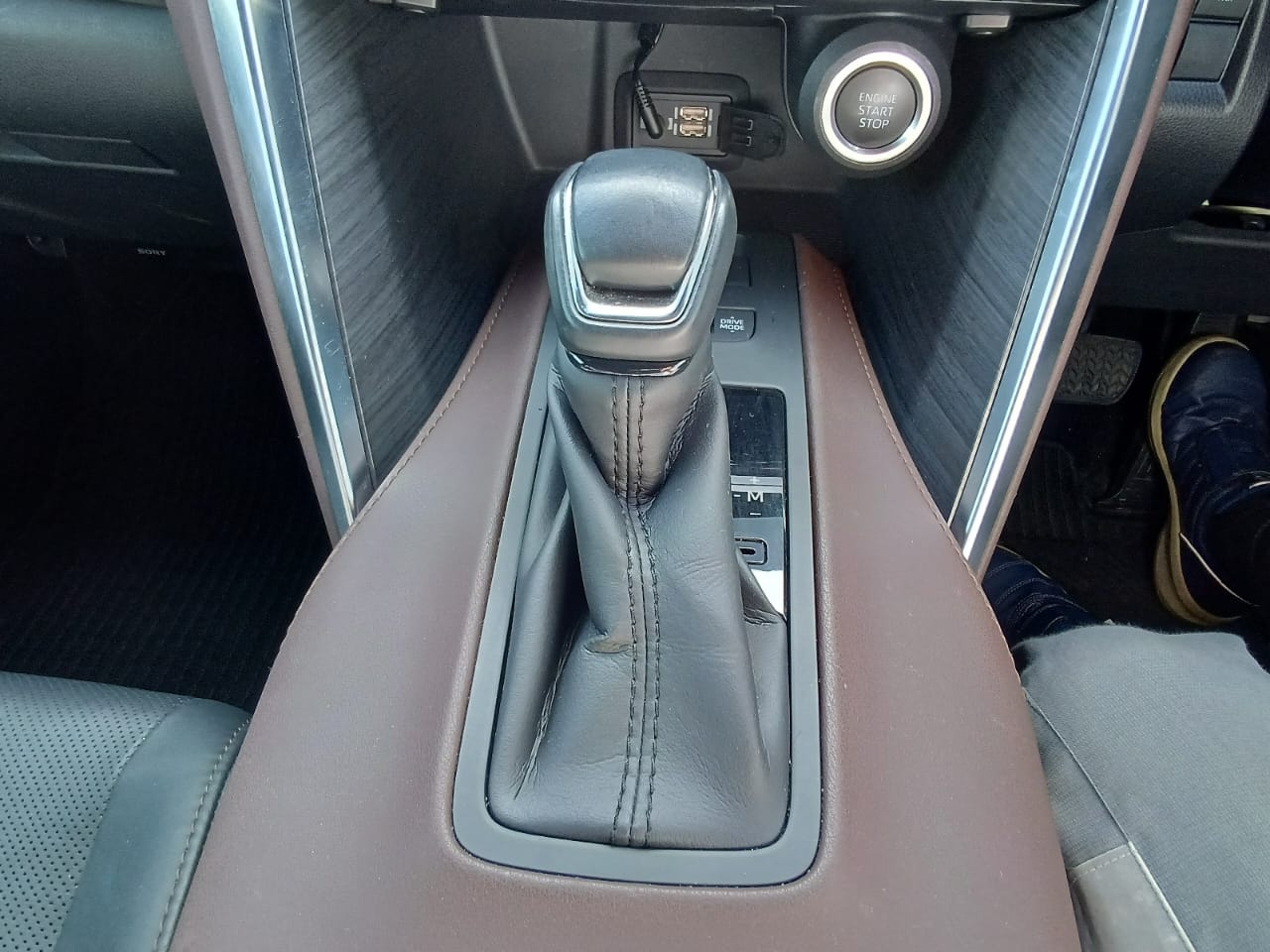 Toyota Harrier Z 2020 (Non Hybrid, Auction Grade 4.5) – Black | 90,201 km | ECB Showroom | STK-260001