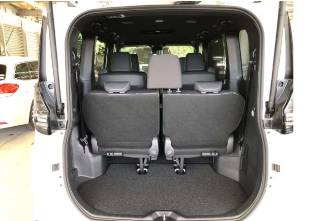 Toyota Voxy S-Z 2025 (Hybrid, Auction Grade S) – Pearl | 150 km | Pragati Sarani Showroom | STK-250210