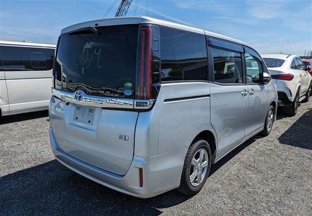 Toyota Noah G 2020 (Hybrid, Auction Grade 4) – Silver | 111,818 km | ECB Showroom | STK-260081