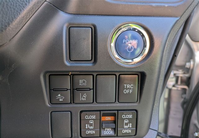 Toyota Noah G 2020 (Hybrid, Auction Grade 4) – Silver | 111,818 km | ECB Showroom | STK-260081