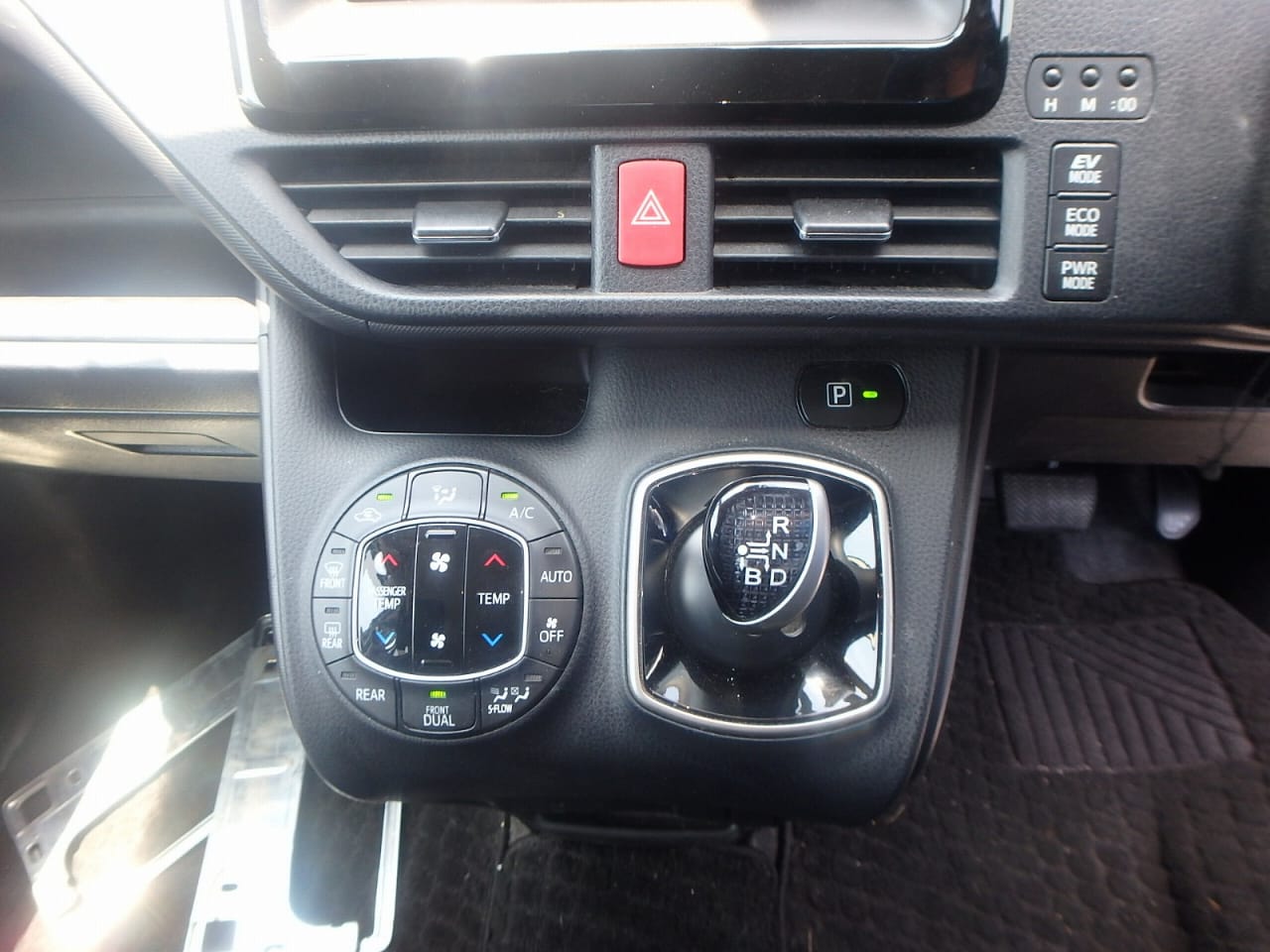 Toyota Voxy G 2019 (Hybrid) – Pearl | 110,712 km | ECB Showroom | STK-260002