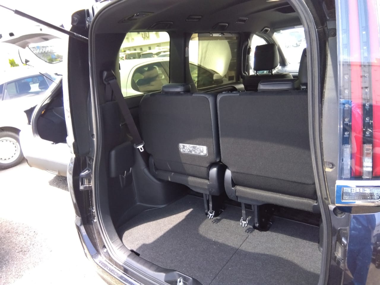 Toyota Esquire GI 2020 (Hybrid, Auction Grade 4) – Black | 96,685 km | ECB Showroom | STK-250019