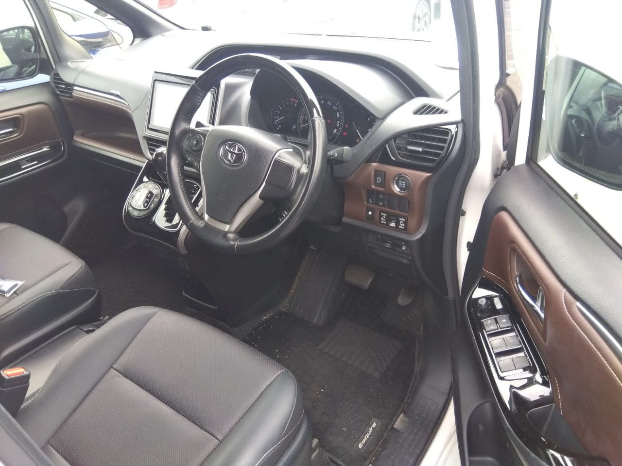 Toyota Esquire GI 2020 (Non Hybrid) – Pearl | 103,555 km | ECB Showroom | STK-250316