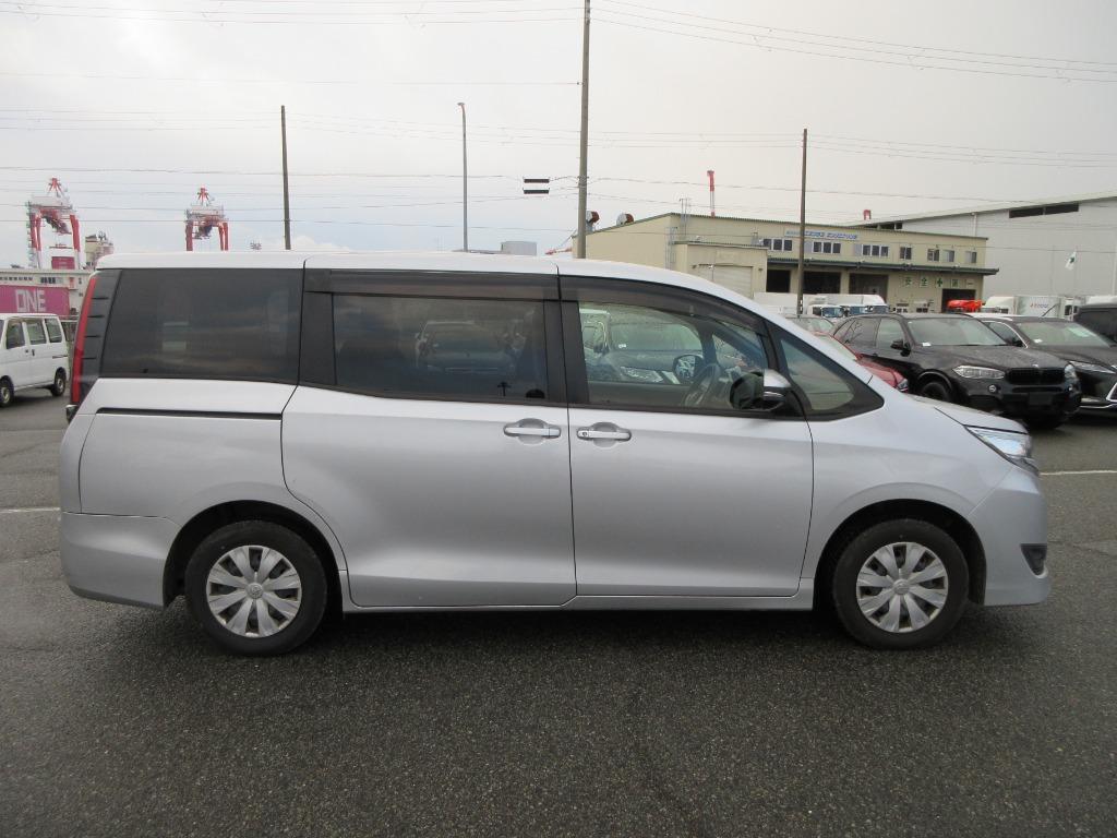 Toyota Noah X 2021 (Non Hybrid, Auction Grade R) – Silver | 134,138 km | Dhaka | STK-250108