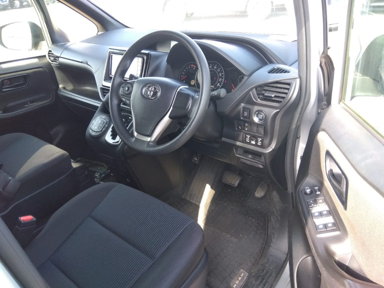 Toyota Noah X 2020 (Non Hybrid, Auction Grade 3.5) – Silver | 64,151 km | ECB Showroom | STK-250011