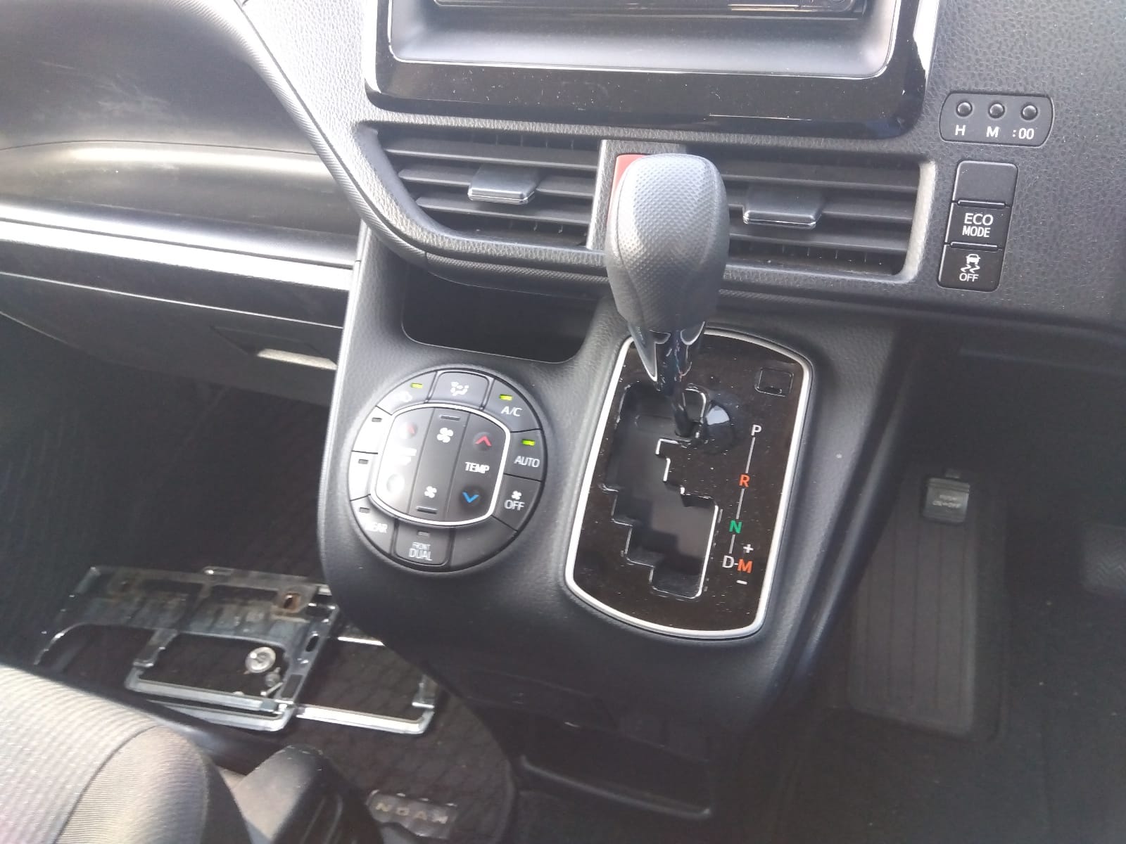 Toyota Noah X 2020 (Non Hybrid, Auction Grade 3.5) – Silver | 64,151 km | ECB Showroom | STK-250011