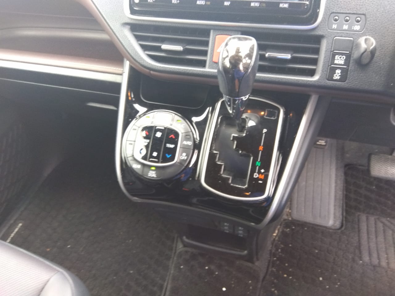 Toyota Esquire GI 2020 (Non Hybrid) – Pearl | 103,555 km | ECB Showroom | STK-250316