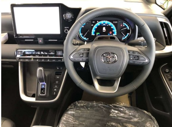 Toyota Voxy S-Z 2025 (Hybrid, Auction Grade S) – Pearl | 150 km | Pragati Sarani Showroom | STK-250210