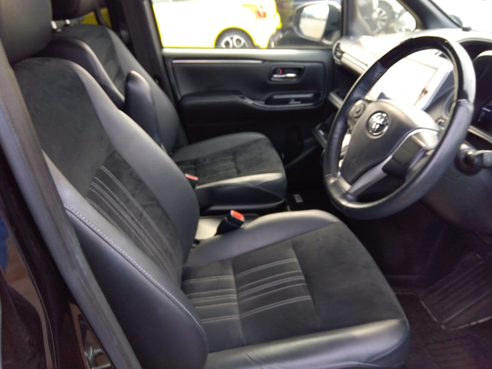 Toyota Esquire GI 2020 (Hybrid, Auction Grade 4.5) – Black | 79,465 km | ECB Showroom | STK-250010