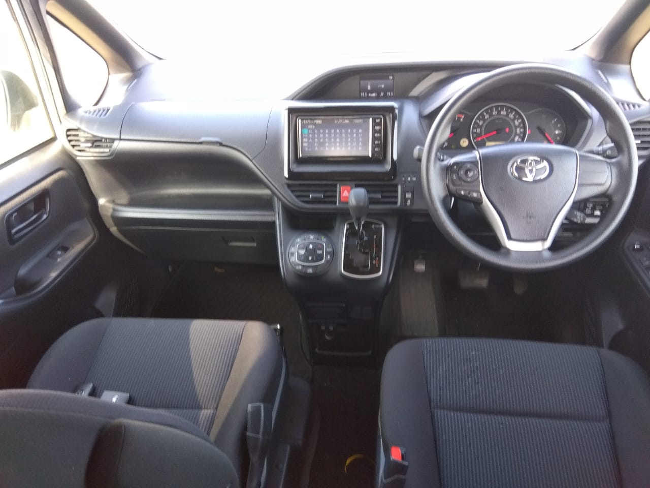 Toyota Noah X 2020 (Non Hybrid, Auction Grade 3.5) – Silver | 64,151 km | ECB Showroom | STK-250011