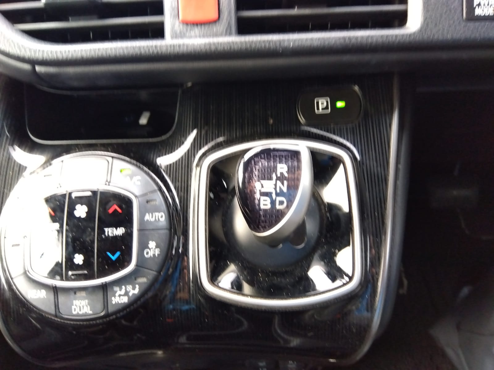 Toyota Esquire GI 2020 (Hybrid, Auction Grade 4.5) – Black | 79,465 km | ECB Showroom | STK-250010