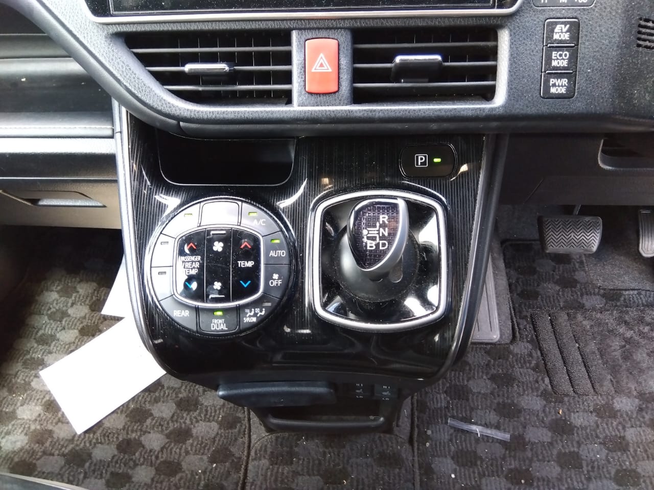 Toyota Esquire GI 2020 (Hybrid, Auction Grade 4) – Black | 96,685 km | ECB Showroom | STK-250019