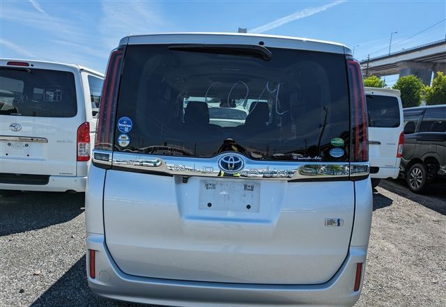 Toyota Noah G 2020 (Hybrid, Auction Grade 4) – Silver | 111,818 km | ECB Showroom | STK-260081