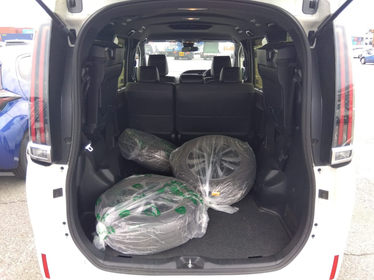 Toyota Esquire GI 2020 (Non Hybrid) – Pearl | 103,555 km | ECB Showroom | STK-250316