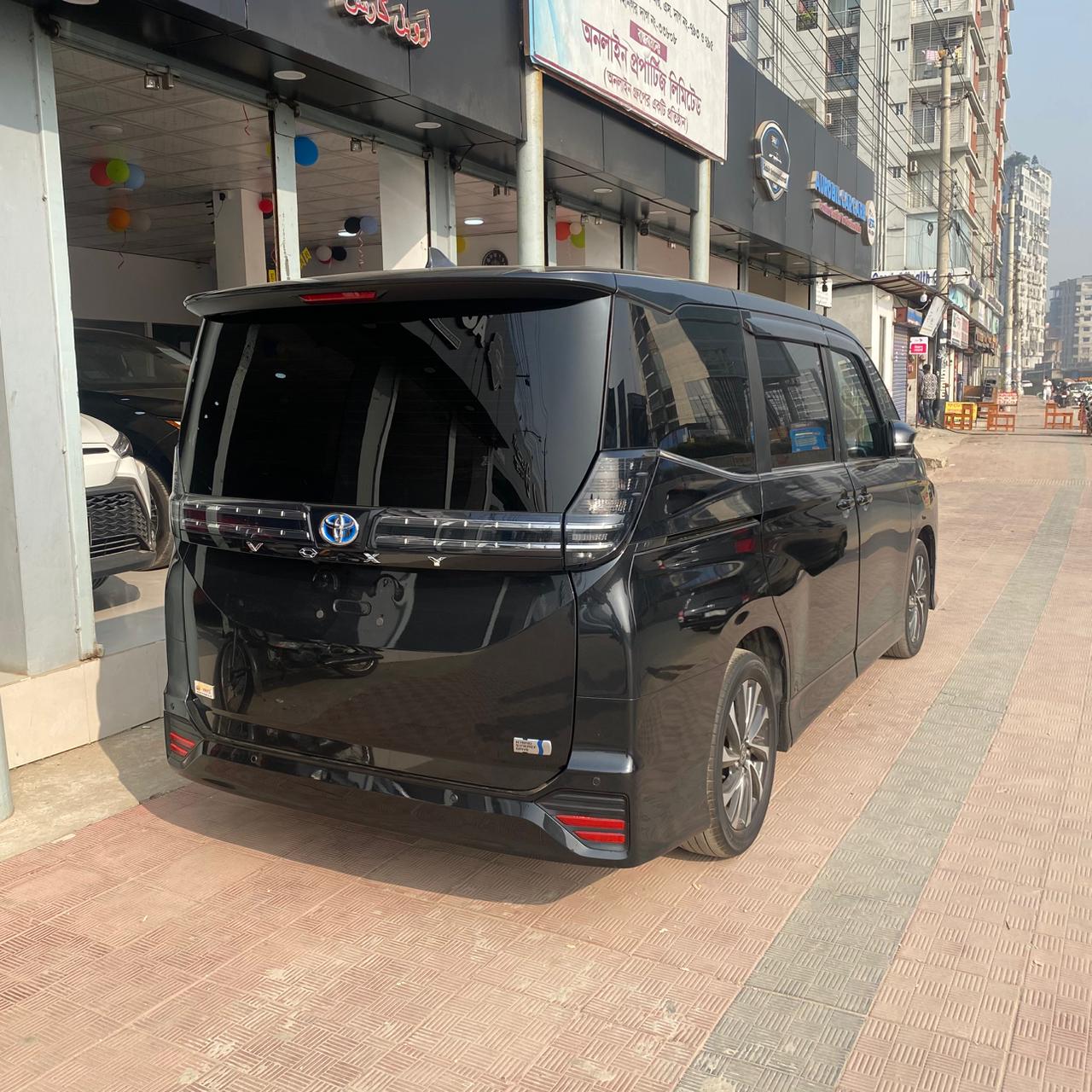 Toyota Voxy S-Z 2022 (Hybrid, Auction Grade 4.5) – Black | 56,212 km | ECB Showroom | STK-250291