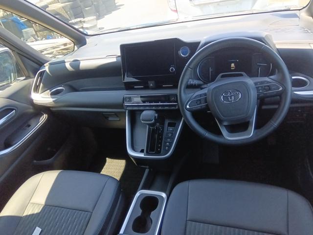 Toyota Noah G 2022 (Hybrid, Auction Grade 3.5) – Black | 25,180 km | ECB Showroom | STK-260104